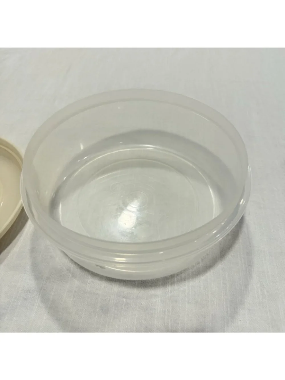 Vintage Rubbermaid Servin’ Saver Round 8” 2.4 Qt #4 Almond Lid Storage Container